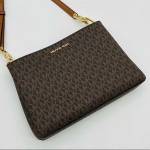 Michael Kors Trisha Medium Triple Compartment NWT
Crossbody Bag Leather